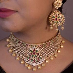 Every gemstone in this Jewelry Necklace Set is set in prongs from 4 sides.